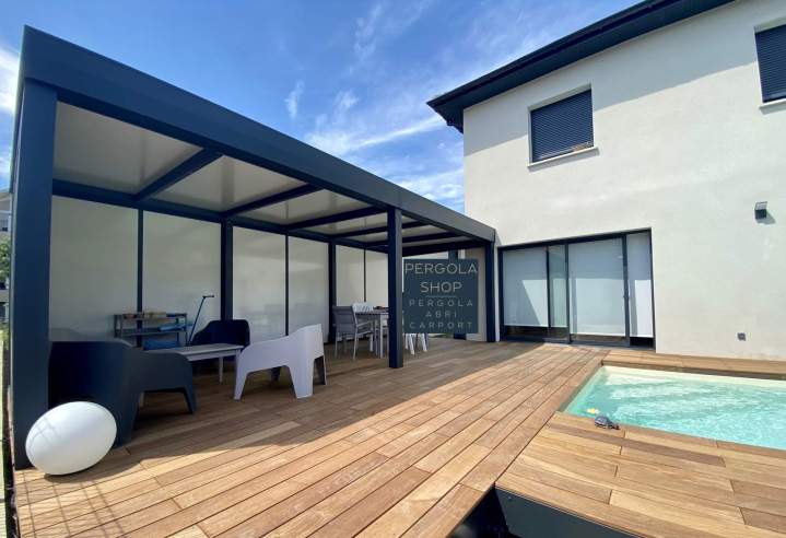 Découvrez nos pergolas à toit plat et nos Pool house personnalisables.