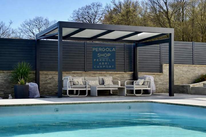 Découvrez nos pergolas à toit plat et nos Pool house personnalisables.